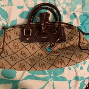 Dooney and Bourke logo purse